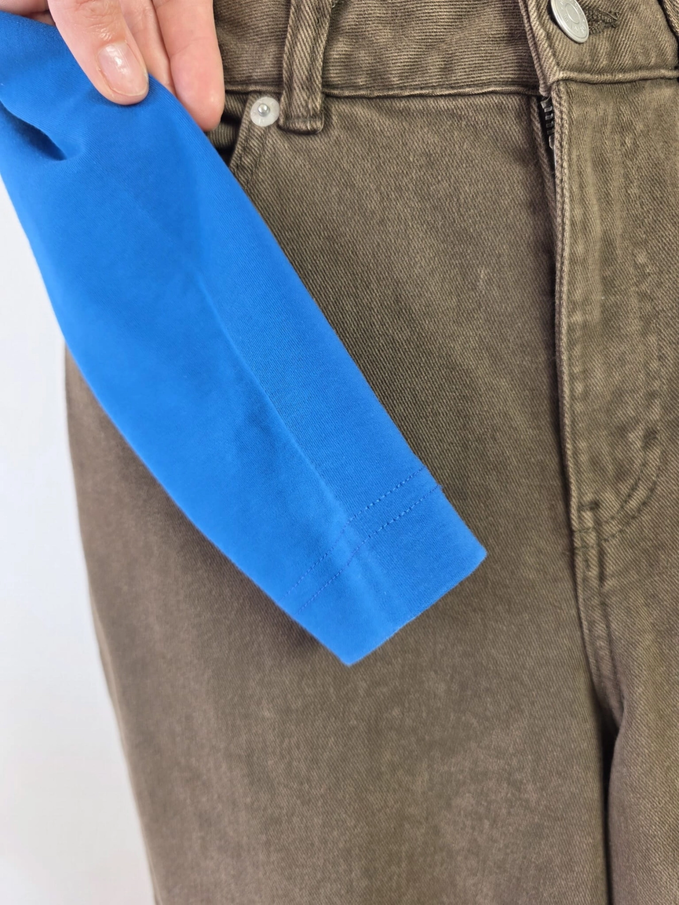 Stylowy zestaw kobiecy z niebieską bluzką COS, lnianą narzutką Zara, brązowymi spodniami wide leg Monki oraz paskiem