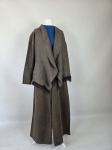 Stylowy zestaw kobiecy z niebieską bluzką COS, lnianą narzutką Zara, brązowymi spodniami wide leg Monki oraz paskiem