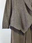 Stylowy zestaw kobiecy z niebieską bluzką COS, lnianą narzutką Zara, brązowymi spodniami wide leg Monki oraz paskiem