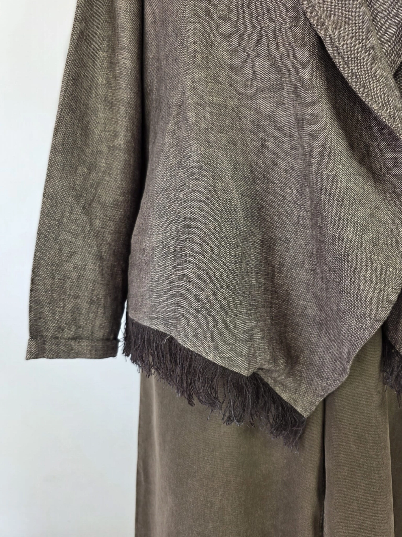 Stylowy zestaw kobiecy z niebieską bluzką COS, lnianą narzutką Zara, brązowymi spodniami wide leg Monki oraz paskiem