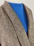 Stylowy zestaw kobiecy z niebieską bluzką COS, lnianą narzutką Zara, brązowymi spodniami wide leg Monki oraz paskiem
