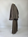 Stylowy zestaw kobiecy z niebieską bluzką COS, lnianą narzutką Zara, brązowymi spodniami wide leg Monki oraz paskiem