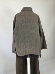 Stylowy zestaw kobiecy z niebieską bluzką COS, lnianą narzutką Zara, brązowymi spodniami wide leg Monki oraz paskiem