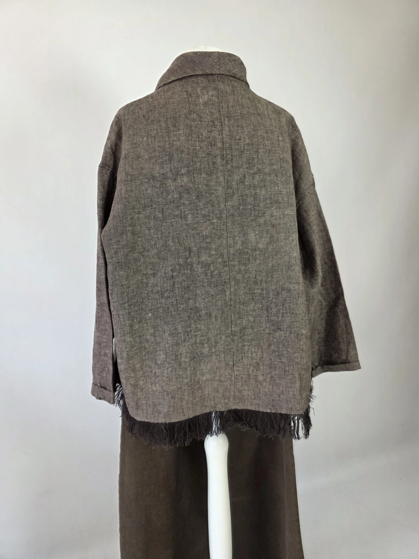 Stylowy zestaw kobiecy z niebieską bluzką COS, lnianą narzutką Zara, brązowymi spodniami wide leg Monki oraz paskiem