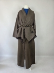 Stylowy zestaw kobiecy z niebieską bluzką COS, lnianą narzutką Zara, brązowymi spodniami wide leg Monki oraz paskiem
