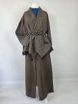 Stylowy zestaw kobiecy z niebieską bluzką COS, lnianą narzutką Zara, brązowymi spodniami wide leg Monki oraz paskiem