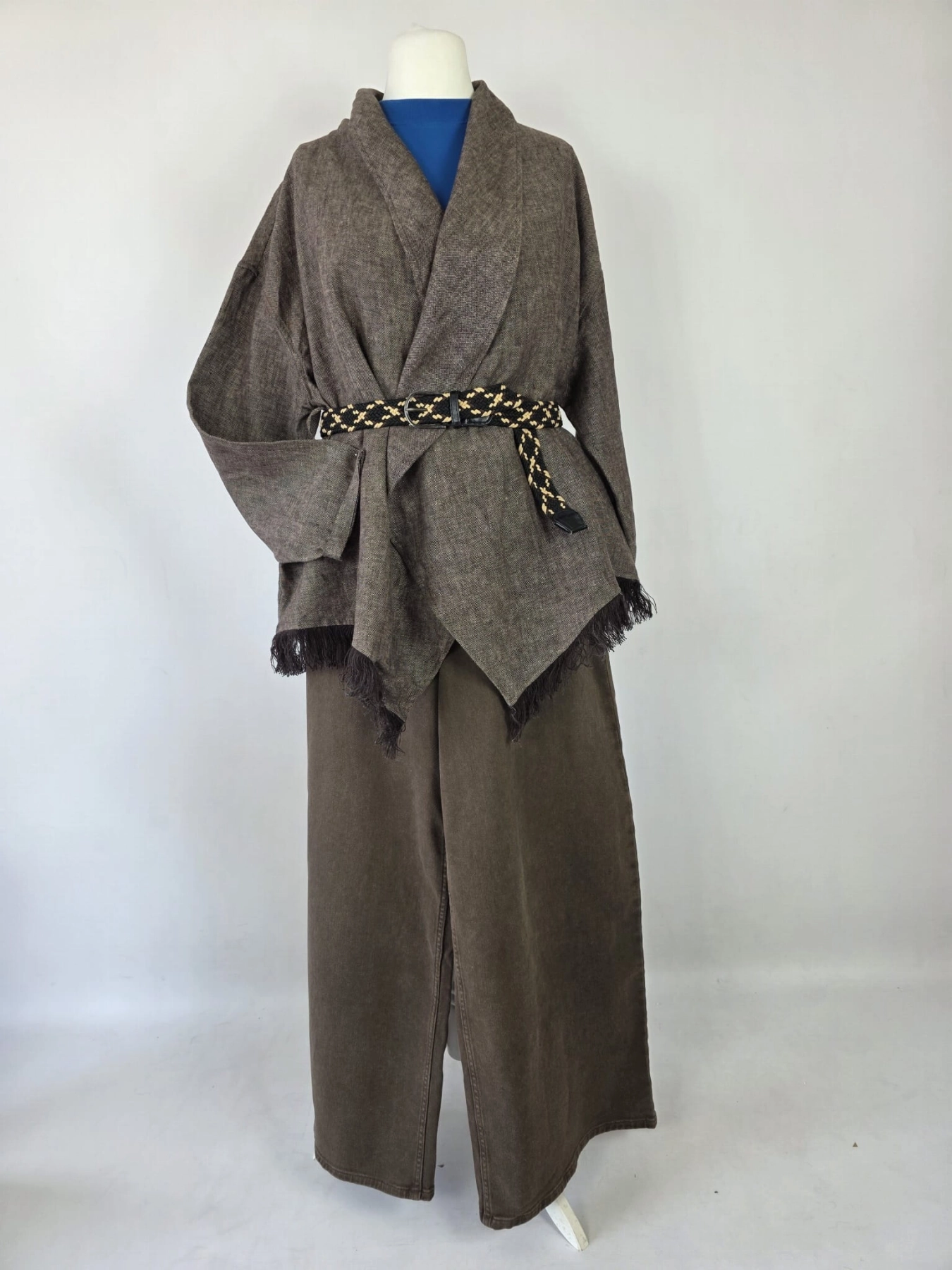 Stylowy zestaw kobiecy z niebieską bluzką COS, lnianą narzutką Zara, brązowymi spodniami wide leg Monki oraz paskiem