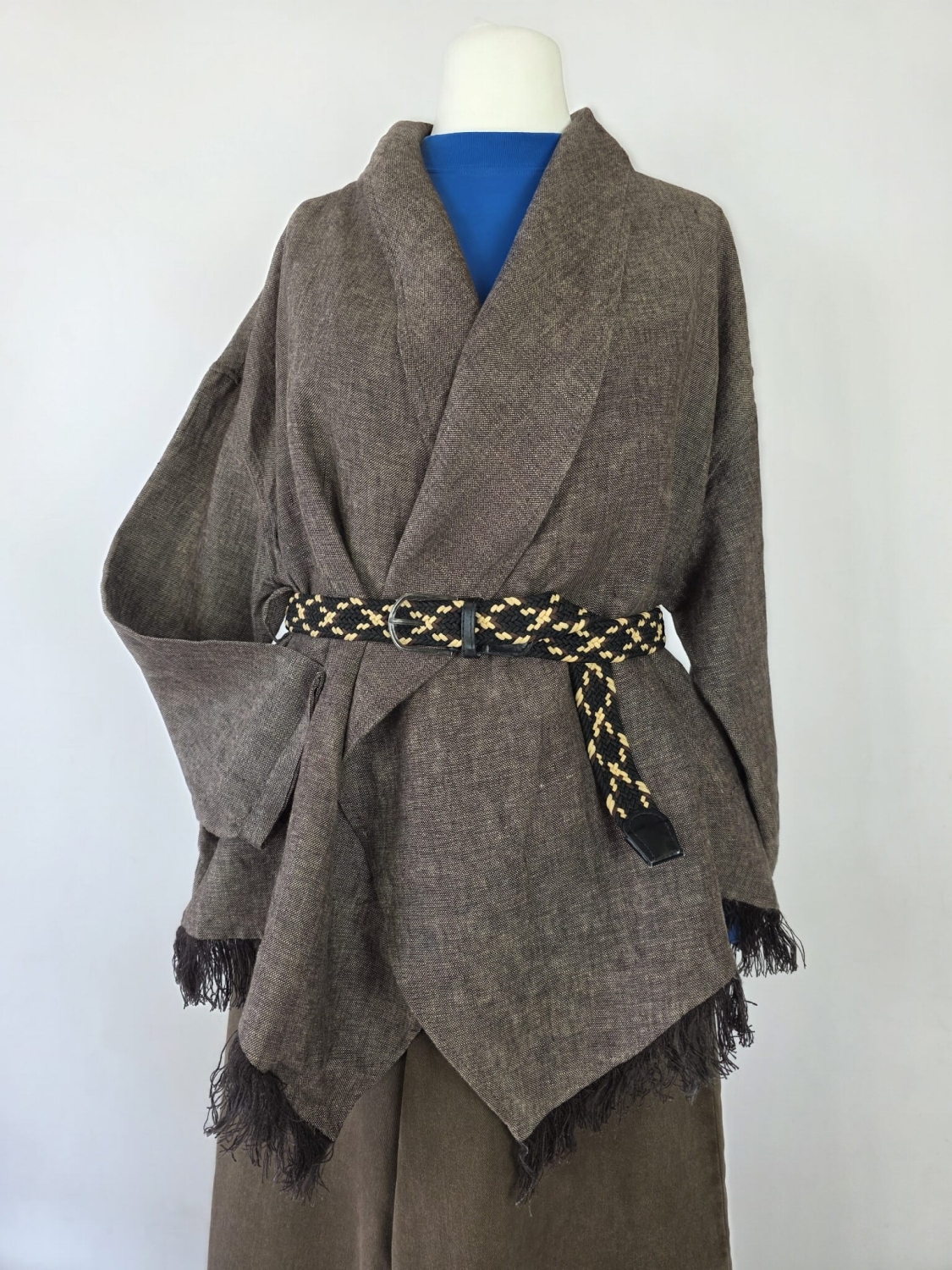 Stylowy zestaw kobiecy z niebieską bluzką COS, lnianą narzutką Zara, brązowymi spodniami wide leg Monki oraz paskiem