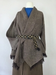 Stylowy zestaw kobiecy z niebieską bluzką COS, lnianą narzutką Zara, brązowymi spodniami wide leg Monki oraz paskiem