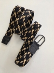 Stylowy zestaw kobiecy z niebieską bluzką COS, lnianą narzutką Zara, brązowymi spodniami wide leg Monki oraz paskiem