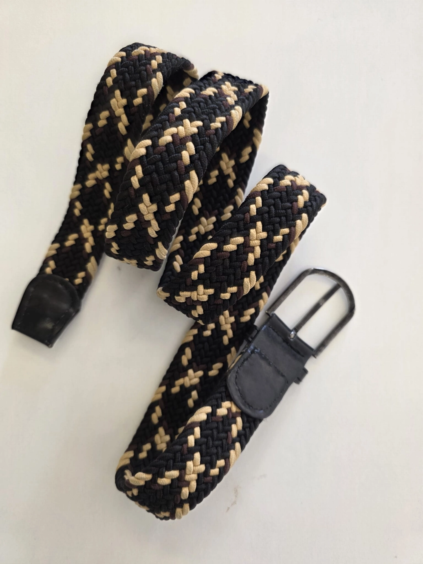 Stylowy zestaw kobiecy z niebieską bluzką COS, lnianą narzutką Zara, brązowymi spodniami wide leg Monki oraz paskiem