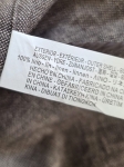 Stylowy zestaw kobiecy z niebieską bluzką COS, lnianą narzutką Zara, brązowymi spodniami wide leg Monki oraz paskiem