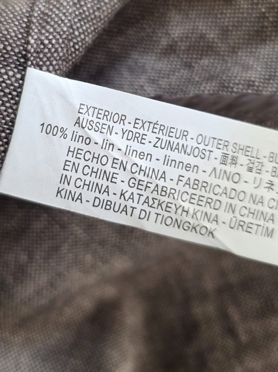 Stylowy zestaw kobiecy z niebieską bluzką COS, lnianą narzutką Zara, brązowymi spodniami wide leg Monki oraz paskiem