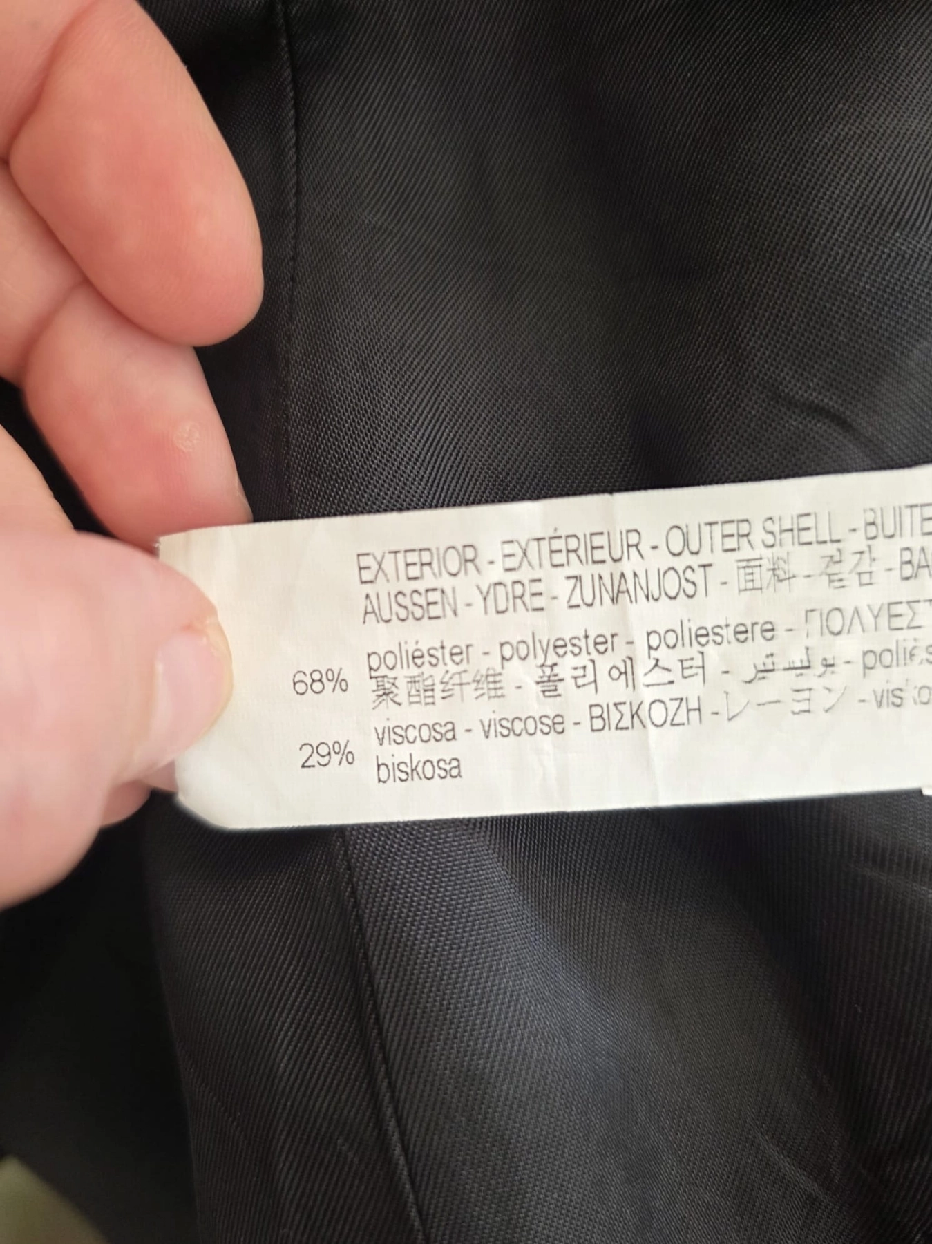 Stylowy zestaw kobiecy składający się z zielonej marynarki Zara, wzorzystej koszuli Andżela oraz czarnych jeansów Karve z wysokim stanem