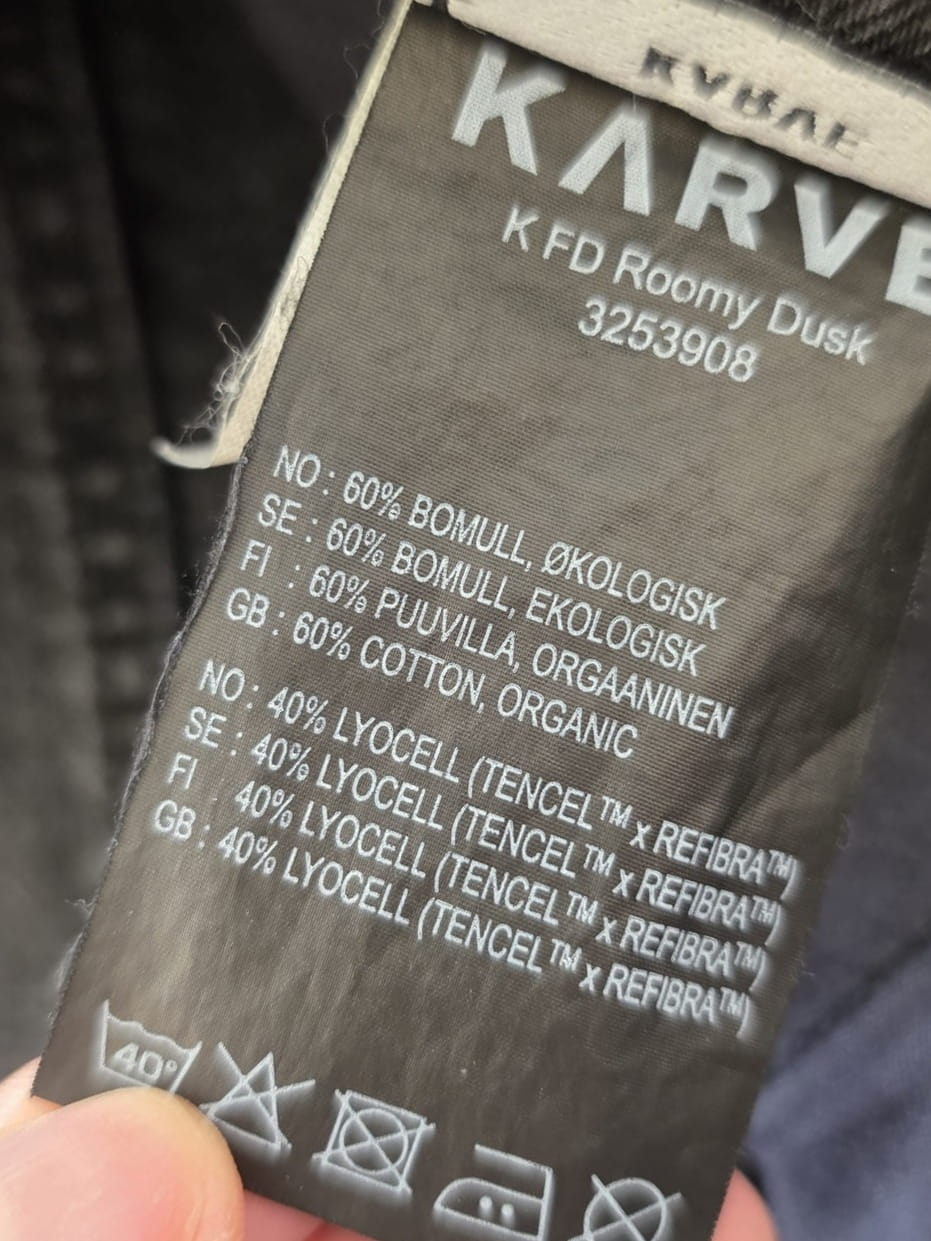 Stylowy zestaw kobiecy składający się z zielonej marynarki Zara, wzorzystej koszuli Andżela oraz czarnych jeansów Karve z wysokim stanem