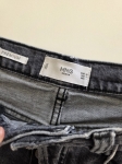Stylowy zestaw damski premium składający się z wzorzystego kardiganu z kontrastowymi rękawami i złotymi guzikami oraz szarych jeansów Mango z wysokim stanem