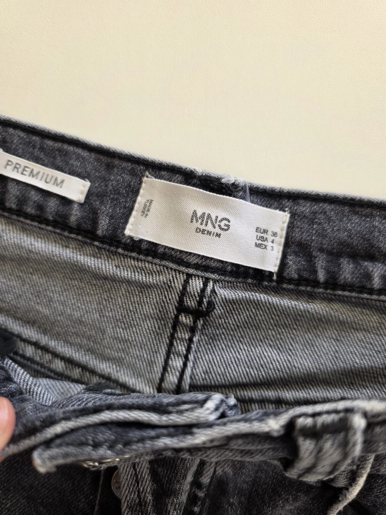 Stylowy zestaw damski premium składający się z wzorzystego kardiganu z kontrastowymi rękawami i złotymi guzikami oraz szarych jeansów Mango z wysokim stanem