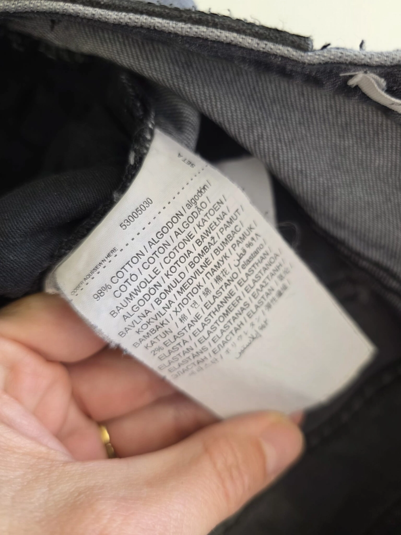 Stylowy zestaw damski premium składający się z wzorzystego kardiganu z kontrastowymi rękawami i złotymi guzikami oraz szarych jeansów Mango z wysokim stanem