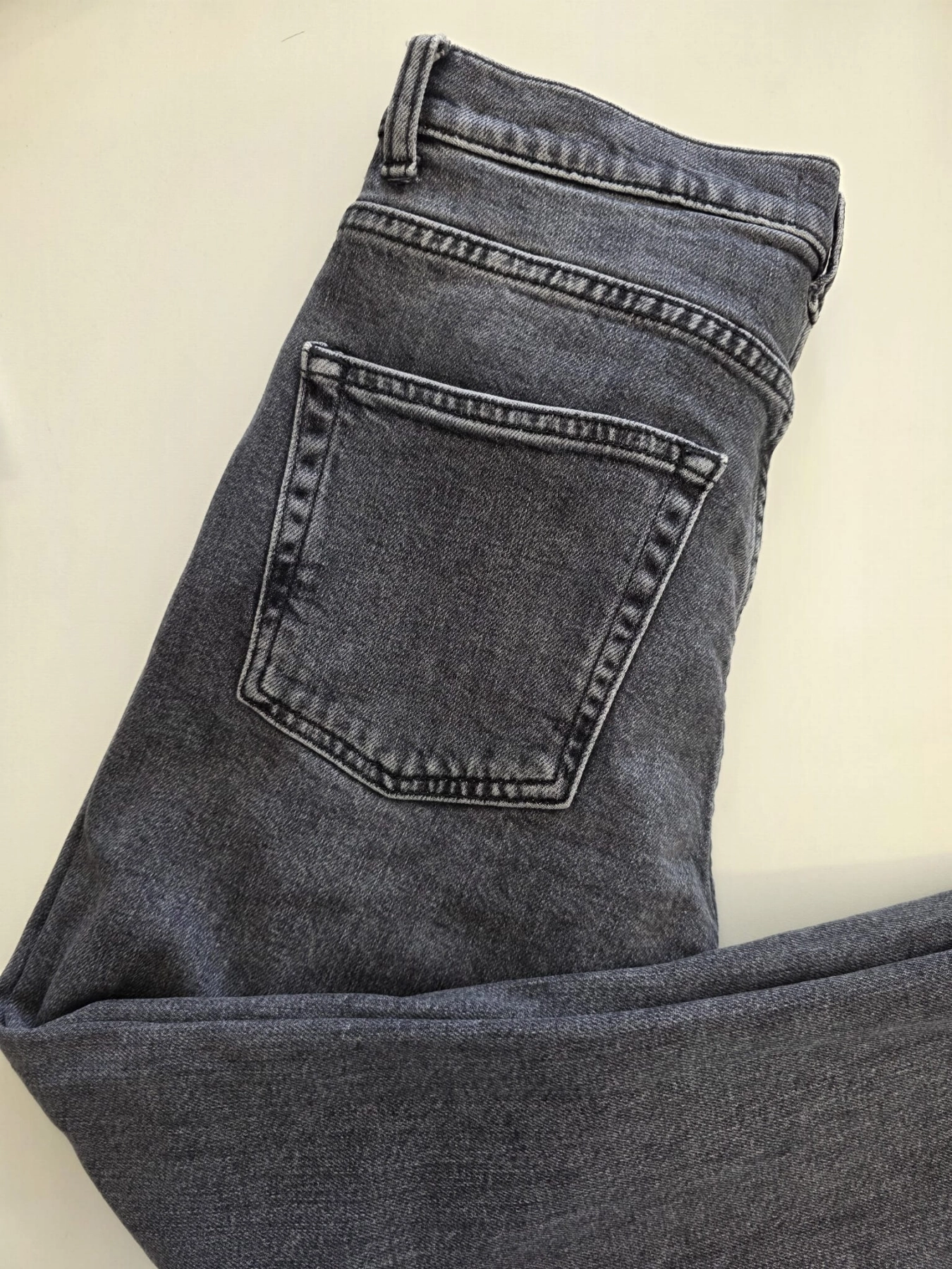 Stylowy zestaw damski premium składający się z wzorzystego kardiganu z kontrastowymi rękawami i złotymi guzikami oraz szarych jeansów Mango z wysokim stanem