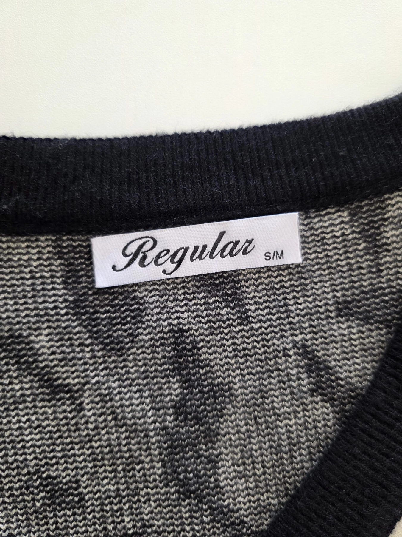 Stylowy zestaw damski premium składający się z wzorzystego kardiganu z kontrastowymi rękawami i złotymi guzikami oraz szarych jeansów Mango z wysokim stanem