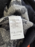 Stylowy zestaw damski premium składający się z wzorzystego kardiganu z kontrastowymi rękawami i złotymi guzikami oraz szarych jeansów Mango z wysokim stanem