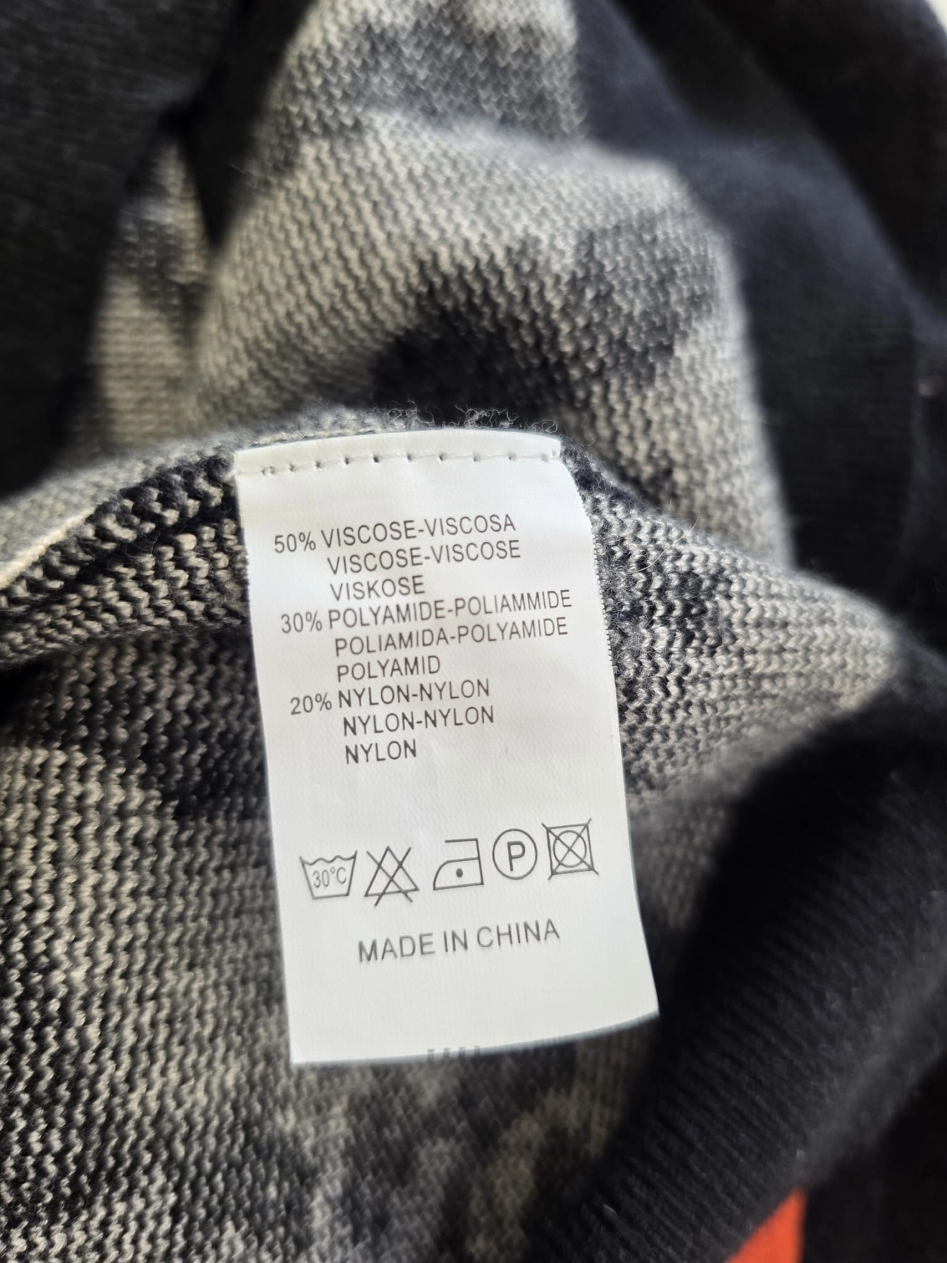 Stylowy zestaw damski premium składający się z wzorzystego kardiganu z kontrastowymi rękawami i złotymi guzikami oraz szarych jeansów Mango z wysokim stanem