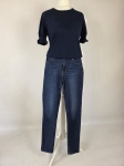 Damski komplet ze stylizacją premium: beżowa katana mbyM, granatowa bluzka Mellowfield oraz jeansy z wysokim stanem Levi's 721 High Rise Skinny