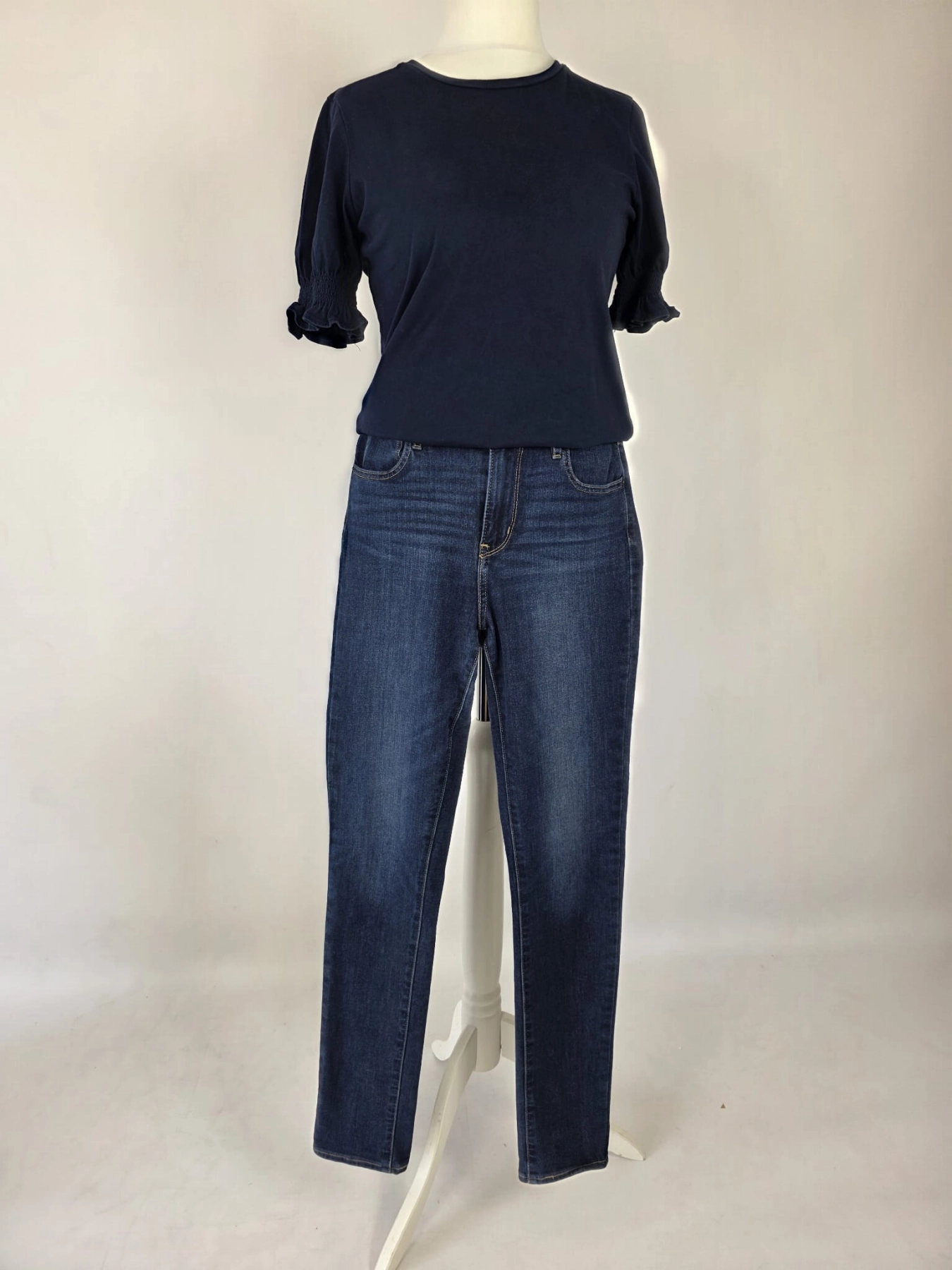 Damski komplet ze stylizacją premium: beżowa katana mbyM, granatowa bluzka Mellowfield oraz jeansy z wysokim stanem Levi's 721 High Rise Skinny