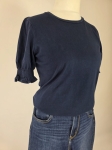 Damski komplet ze stylizacją premium: beżowa katana mbyM, granatowa bluzka Mellowfield oraz jeansy z wysokim stanem Levi's 721 High Rise Skinny