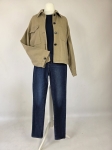 Damski komplet ze stylizacją premium: beżowa katana mbyM, granatowa bluzka Mellowfield oraz jeansy z wysokim stanem Levi's 721 High Rise Skinny