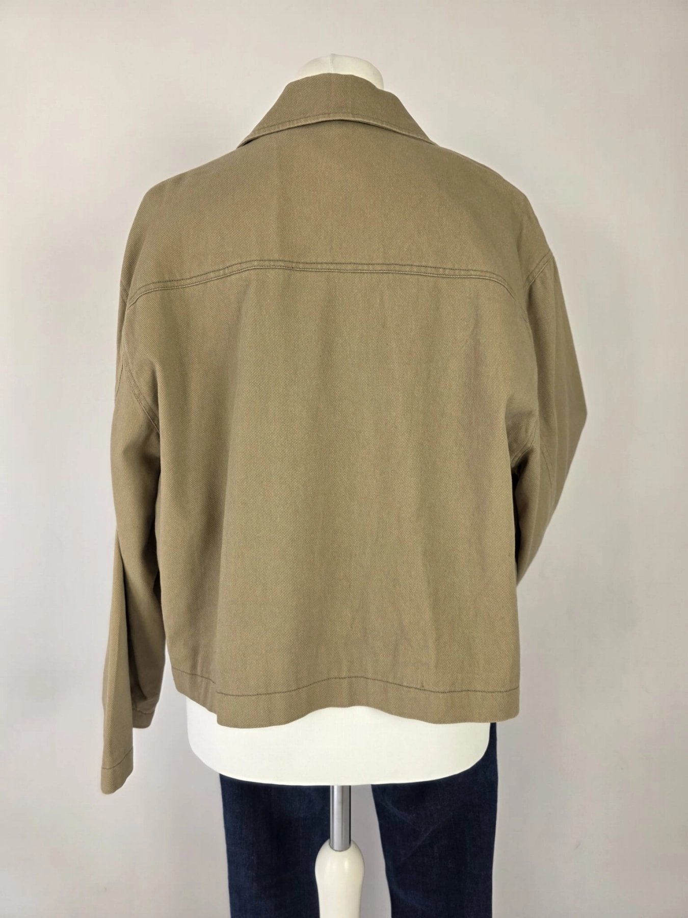 Damski komplet ze stylizacją premium: beżowa katana mbyM, granatowa bluzka Mellowfield oraz jeansy z wysokim stanem Levi's 721 High Rise Skinny