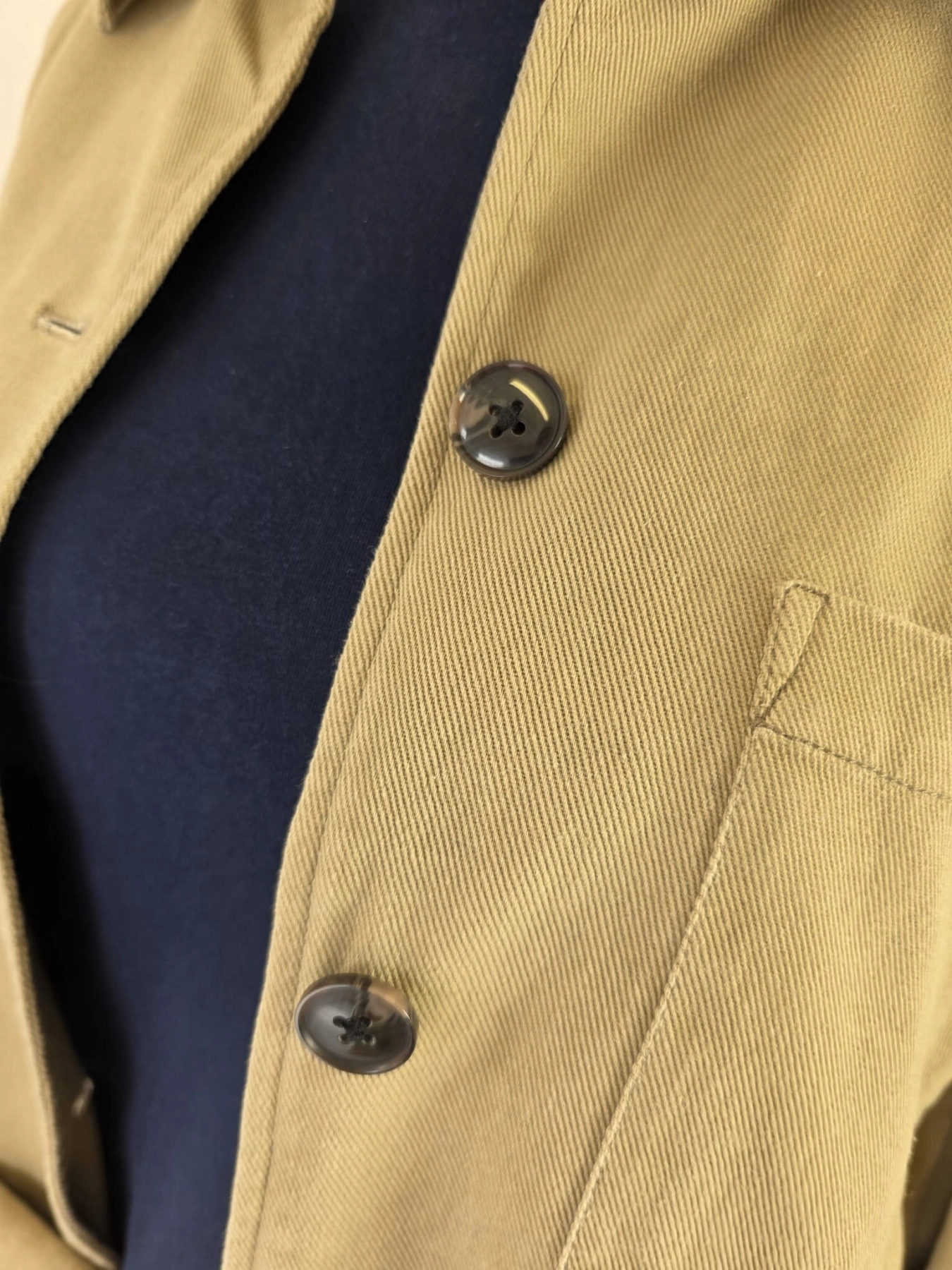 Damski komplet ze stylizacją premium: beżowa katana mbyM, granatowa bluzka Mellowfield oraz jeansy z wysokim stanem Levi's 721 High Rise Skinny