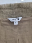 Damski komplet ze stylizacją premium: beżowa katana mbyM, granatowa bluzka Mellowfield oraz jeansy z wysokim stanem Levi's 721 High Rise Skinny