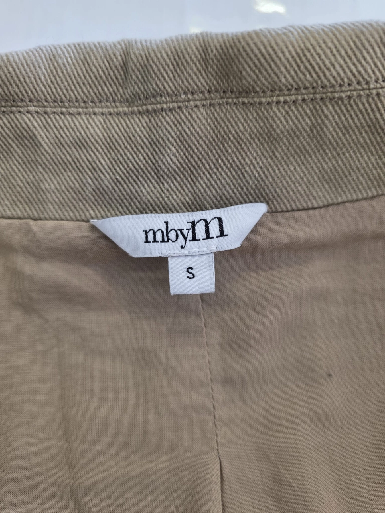 Damski komplet ze stylizacją premium: beżowa katana mbyM, granatowa bluzka Mellowfield oraz jeansy z wysokim stanem Levi's 721 High Rise Skinny