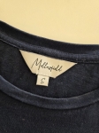Damski komplet ze stylizacją premium: beżowa katana mbyM, granatowa bluzka Mellowfield oraz jeansy z wysokim stanem Levi's 721 High Rise Skinny