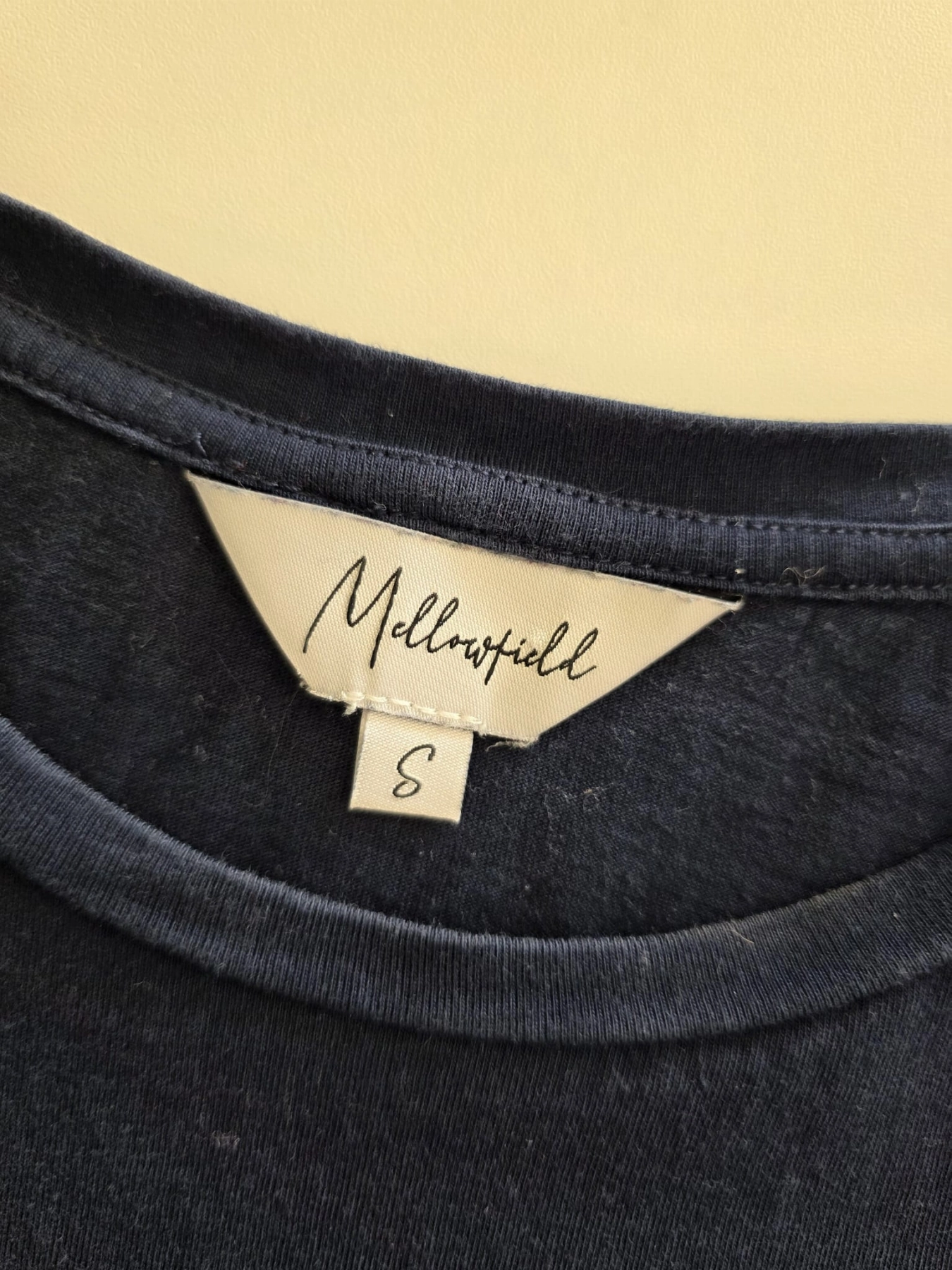 Damski komplet ze stylizacją premium: beżowa katana mbyM, granatowa bluzka Mellowfield oraz jeansy z wysokim stanem Levi's 721 High Rise Skinny