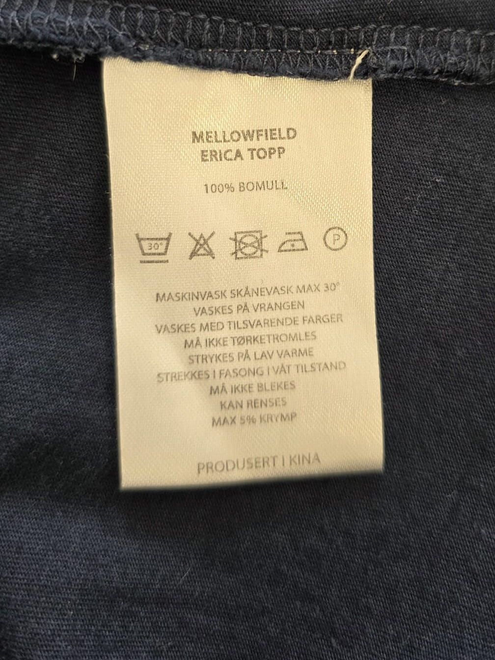 Damski komplet ze stylizacją premium: beżowa katana mbyM, granatowa bluzka Mellowfield oraz jeansy z wysokim stanem Levi's 721 High Rise Skinny
