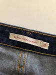 Damski komplet ze stylizacją premium: beżowa katana mbyM, granatowa bluzka Mellowfield oraz jeansy z wysokim stanem Levi's 721 High Rise Skinny