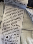 Damski komplet ze stylizacją premium: beżowa katana mbyM, granatowa bluzka Mellowfield oraz jeansy z wysokim stanem Levi's 721 High Rise Skinny