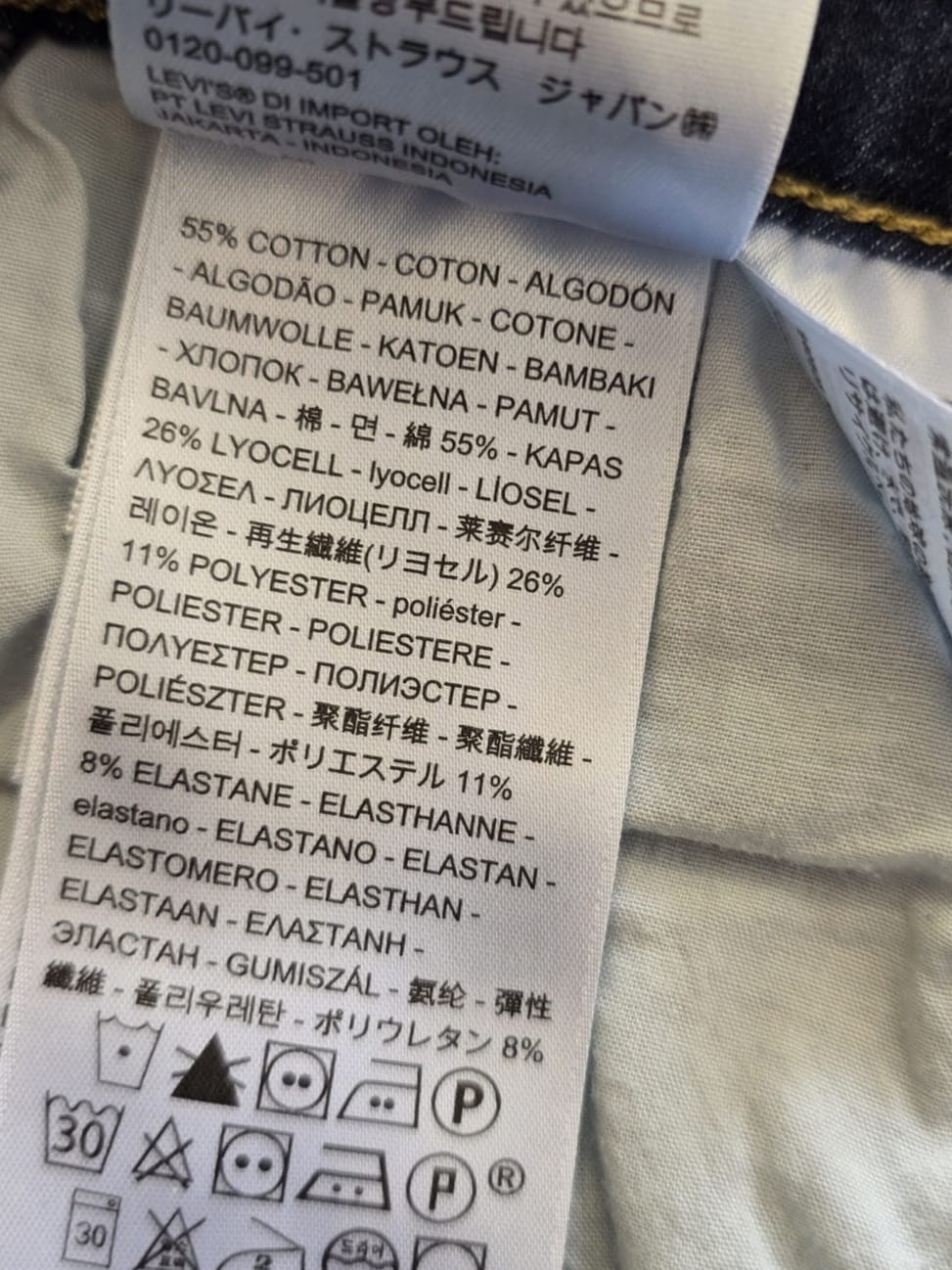 Damski komplet ze stylizacją premium: beżowa katana mbyM, granatowa bluzka Mellowfield oraz jeansy z wysokim stanem Levi's 721 High Rise Skinny