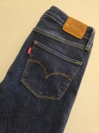 Damski komplet ze stylizacją premium: beżowa katana mbyM, granatowa bluzka Mellowfield oraz jeansy z wysokim stanem Levi's 721 High Rise Skinny
