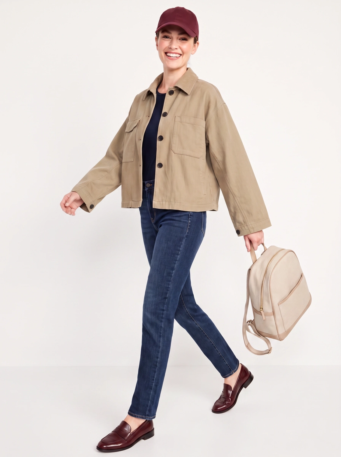 Damski komplet ze stylizacją premium: beżowa katana mbyM, granatowa bluzka Mellowfield oraz jeansy z wysokim stanem Levi's 721 High Rise Skinny