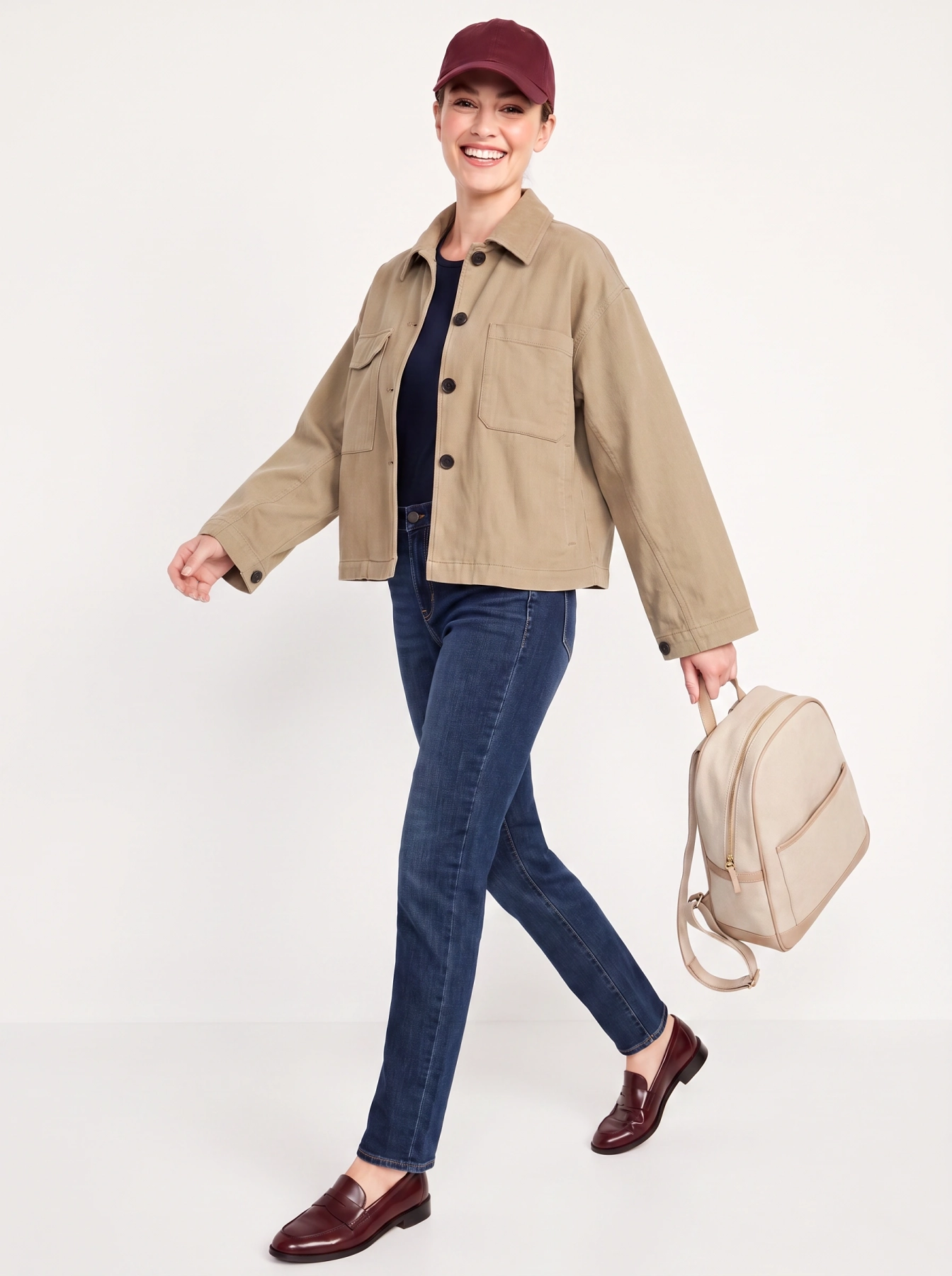 Damski komplet ze stylizacją premium: beżowa katana mbyM, granatowa bluzka Mellowfield oraz jeansy z wysokim stanem Levi's 721 High Rise Skinny