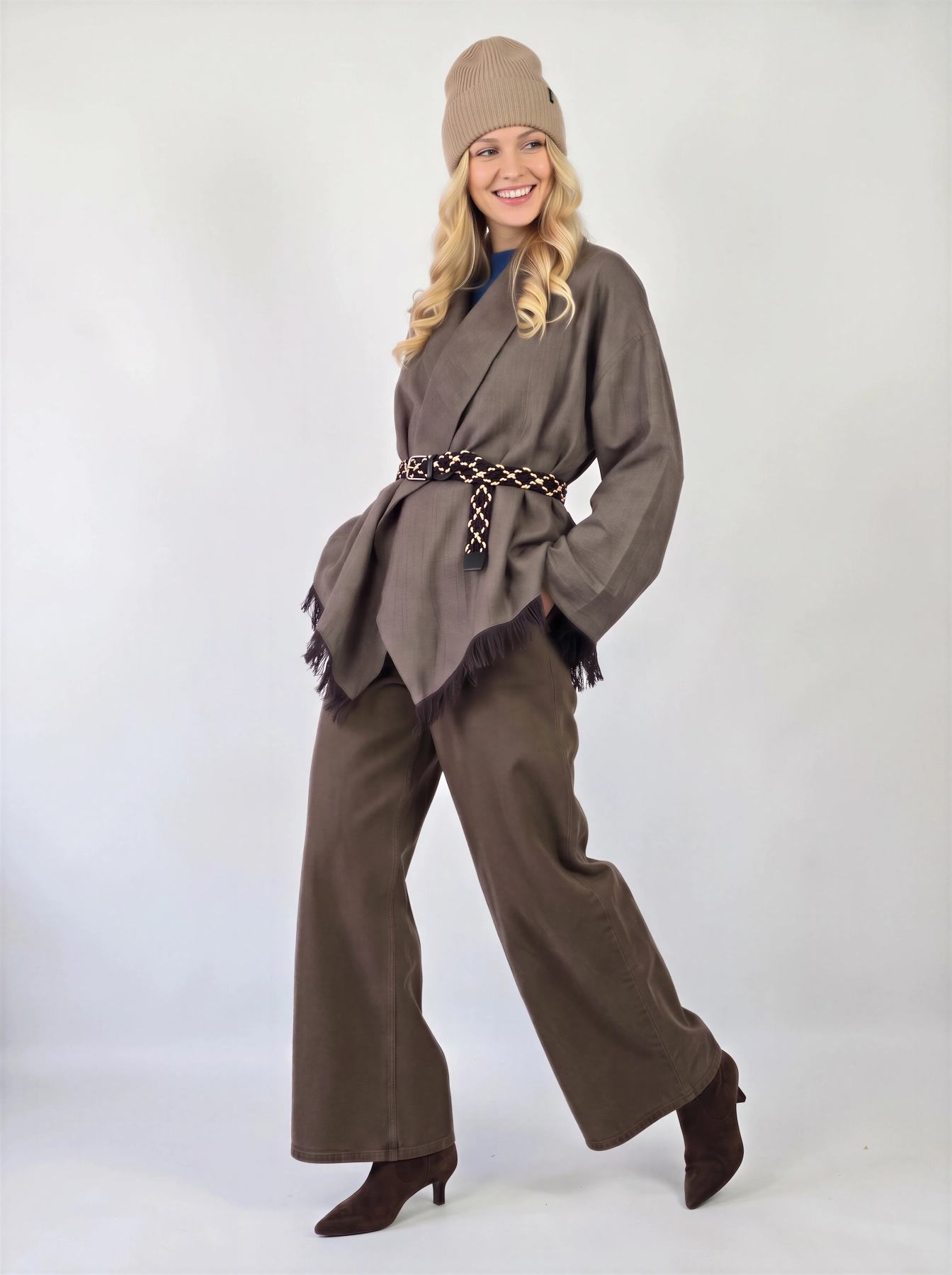 Stylowy zestaw kobiecy z niebieską bluzką COS, lnianą narzutką Zara, brązowymi spodniami wide leg Monki oraz paskiem