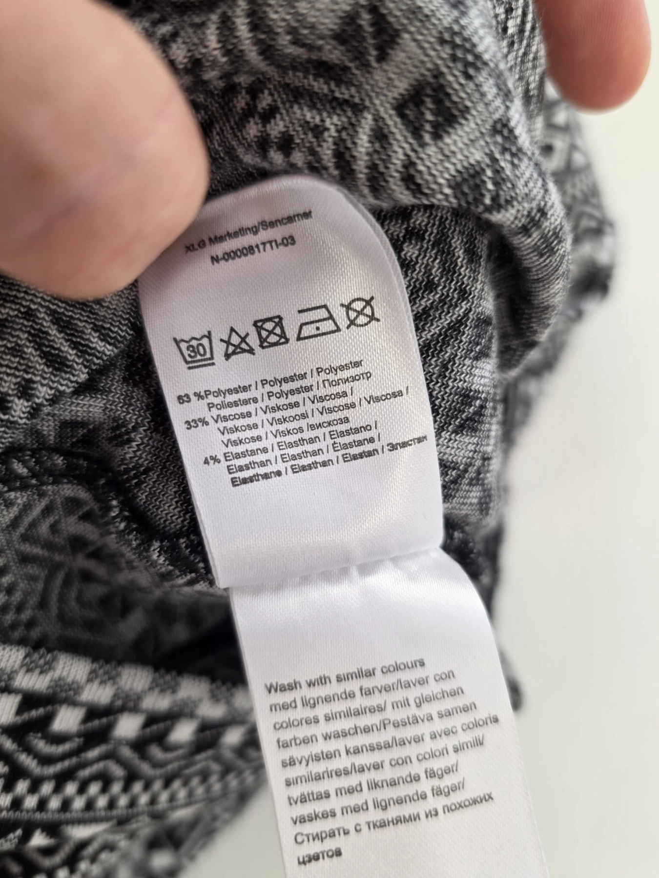 Damski zestaw premium składający się z karmelowej marynarki E.M.O., bluzki Stefanel oraz wzorzystej spódnicy b.young idealnie podkreśli Twoją sylwetkę i doda elegancji na co dzień