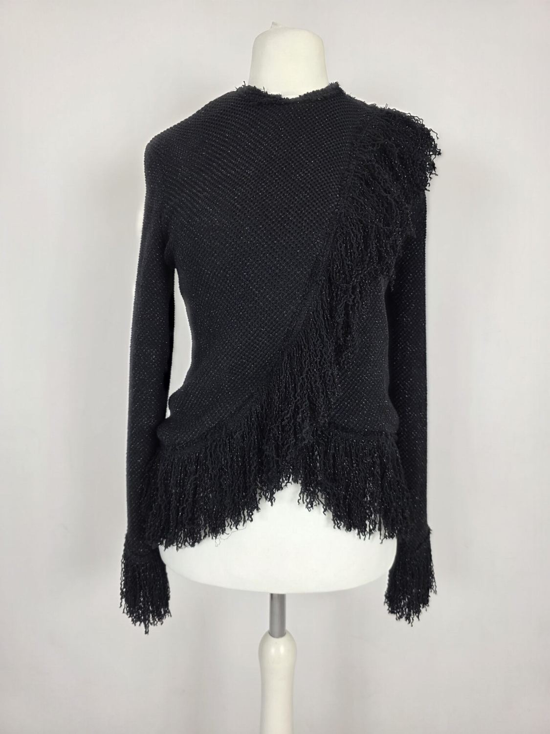 Czarny sweter damski ZARA Studio z asymetrycznymi frędzlami i błyszczącą nitką to stylowe ubranie idealne na wieczorowe wyjścia oraz eleganckie stylizacje