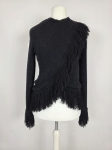 Czarny sweter damski ZARA Studio z asymetrycznymi frędzlami i błyszczącą nitką to stylowe ubranie idealne na wieczorowe wyjścia oraz eleganckie stylizacje