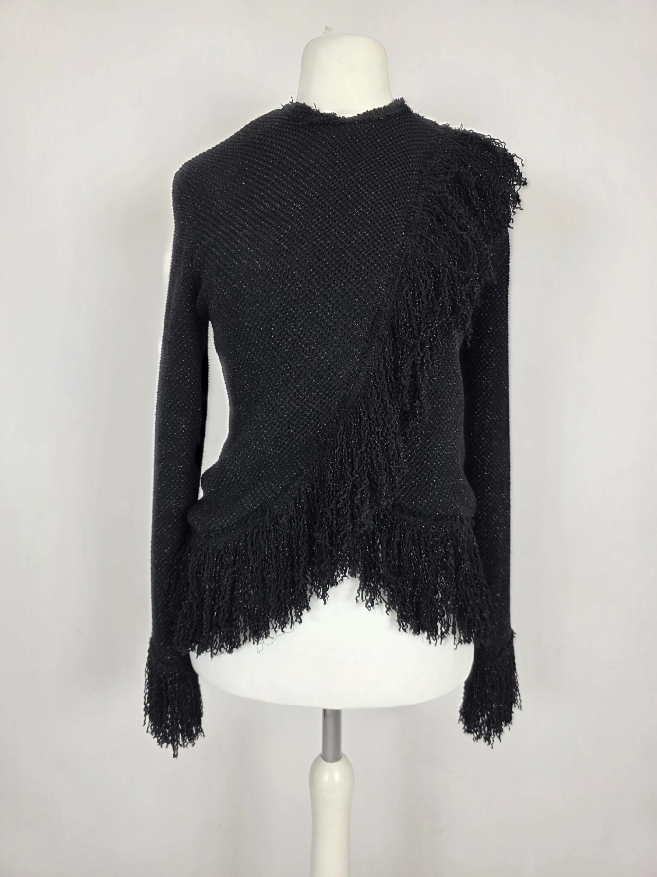 Czarny sweter damski ZARA Studio z asymetrycznymi frędzlami i błyszczącą nitką to stylowe ubranie idealne na wieczorowe wyjścia oraz eleganckie stylizacje