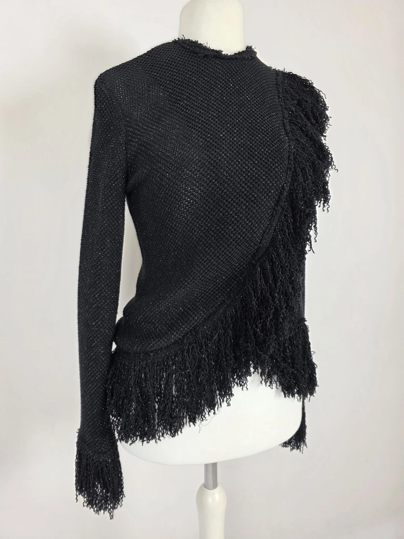 Czarny sweter damski ZARA Studio z asymetrycznymi frędzlami i błyszczącą nitką to stylowe ubranie idealne na wieczorowe wyjścia oraz eleganckie stylizacje