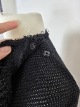 Czarny sweter damski ZARA Studio z asymetrycznymi frędzlami i błyszczącą nitką to stylowe ubranie idealne na wieczorowe wyjścia oraz eleganckie stylizacje